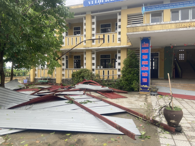 Gió lốc thổi bay mái trường, hàng trăm học sinh phải nghỉ học -1
