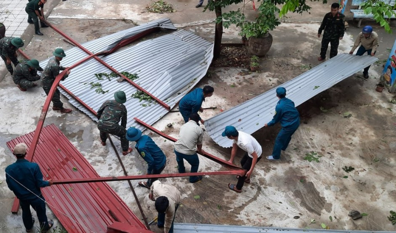 Gió lốc thổi bay mái trường, hàng trăm học sinh phải nghỉ học -0