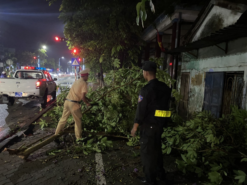 Gió lốc thổi bay mái trường, hàng trăm học sinh phải nghỉ học -0