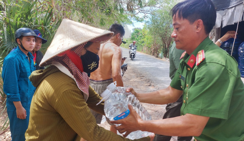 Tiếp tục hỗ trợ nước sạch cho người dân cùng hạn mặn -0