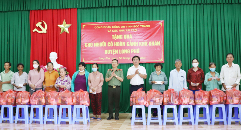 Cục An ninh điều tra tặng quà người dân khó khăn tỉnh Sóc Trăng -0