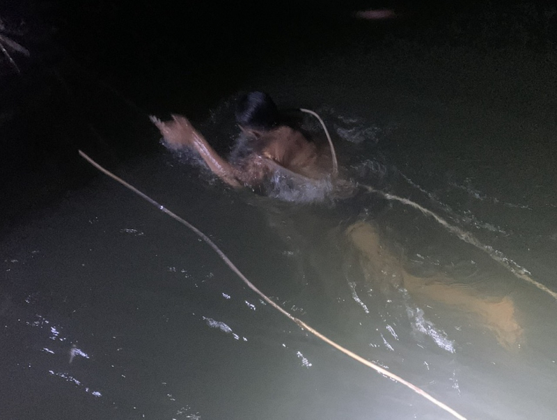 “Người nhái” lặn đáy sông Tiền dò nguồn cát để khai thác trái phép -0