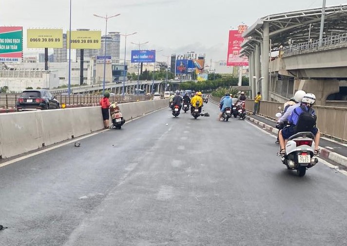 Nhiều sự cố trong những cơn mưa đầu mùa tại TP Hồ Chí Minh -5