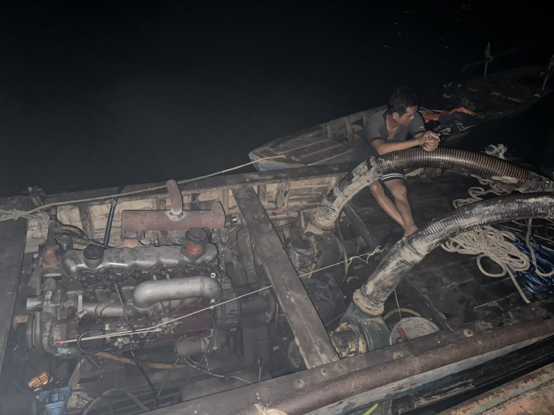 “Người nhái” lặn đáy sông Tiền dò nguồn cát để khai thác trái phép -0