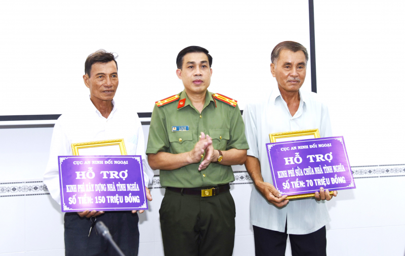 Xây dựng, sửa chữa nhà cho 2 đồng chí từng tham gia Chuyên án CM12 -0