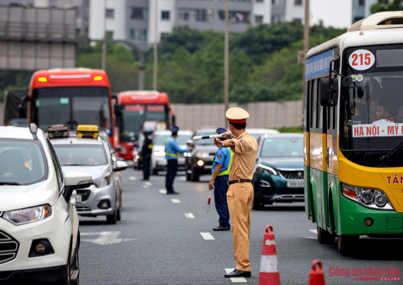 PM Pham Minh Chinh sends a letter of commendation to traffic police force -0