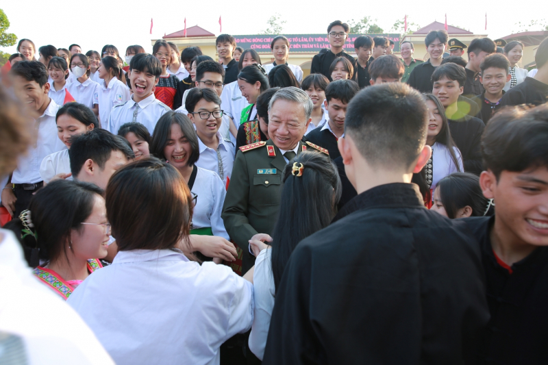Bộ trưởng Tô Lâm dâng hương, dâng hoa tại Đền thờ Liệt sĩ Chiến trường Điện Biên Phủ -1