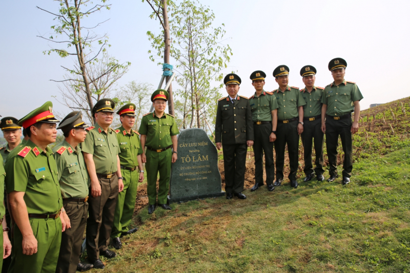 Bộ trưởng Tô Lâm dâng hương, dâng hoa tại Đền thờ Liệt sĩ Chiến trường Điện Biên Phủ -0