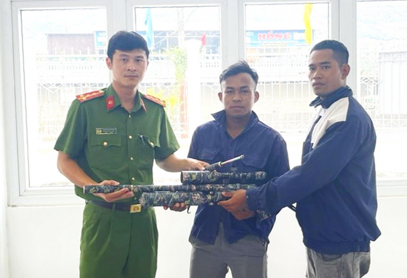 Hai nam thanh niên dân tộc Raglai tự giác giao nộp vũ khí và công cụ hỗ trợ -0