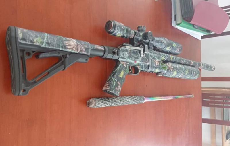 Hai nam thanh niên dân tộc Raglai tự giác giao nộp vũ khí và công cụ hỗ trợ -0