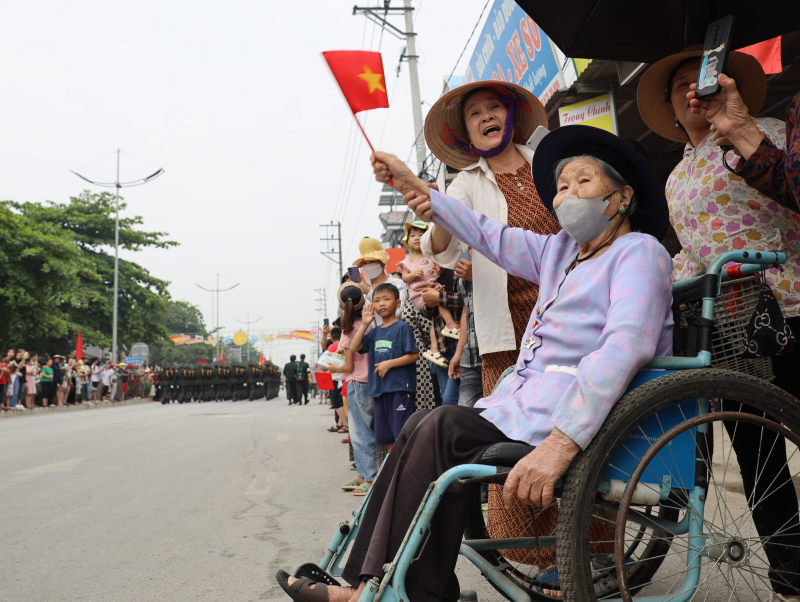 Thắm tình quân dân nơi mảnh đất Điện Biên anh hùng! -1
