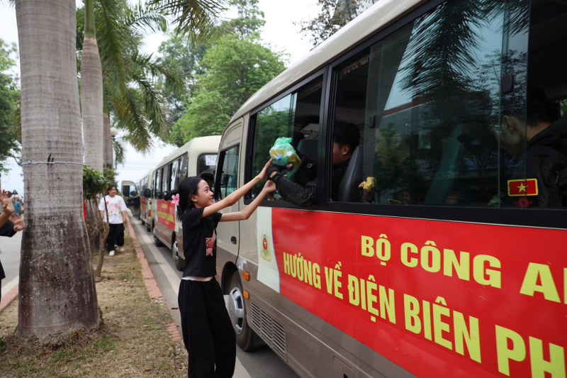 Thắm tình quân dân nơi mảnh đất Điện Biên anh hùng! -0