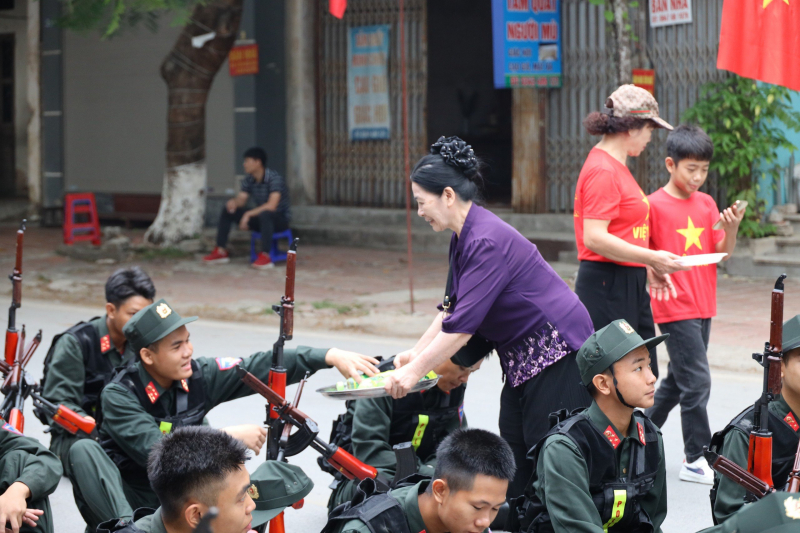 Thắm tình quân dân nơi mảnh đất Điện Biên anh hùng! -2