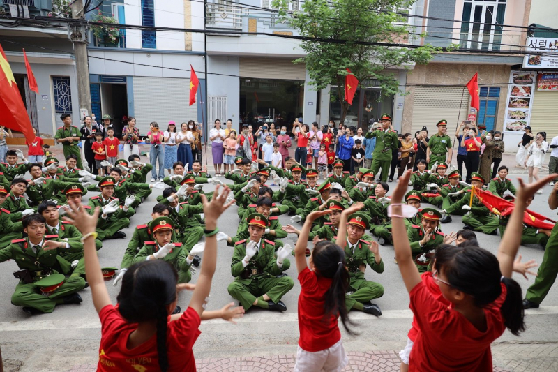 Thắm tình quân dân nơi mảnh đất Điện Biên anh hùng! -1