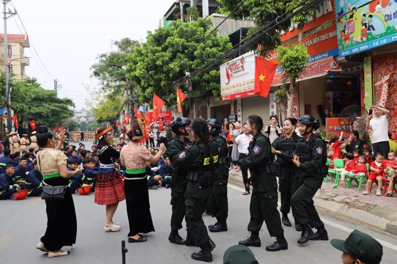 Thắm tình quân dân nơi mảnh đất Điện Biên anh hùng! -1