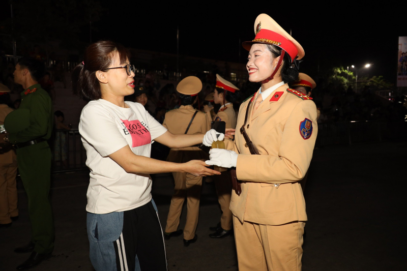 Thắm tình quân dân nơi mảnh đất Điện Biên anh hùng! -1