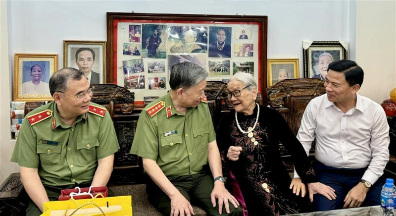 Minister To Lam visits families with meritorious services to the revolution in Thanh Hoa -0