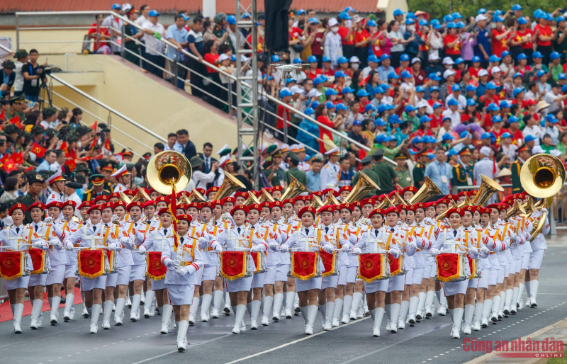 Impressive images of grand military parade for Dien Bien Phu Victory celebration -4
