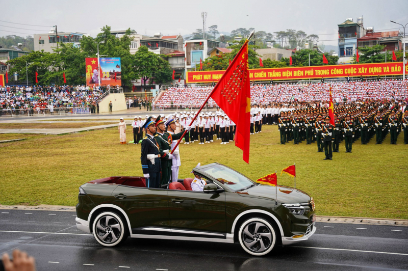 Điều ít biết về VinFast VF 8 mui trần chở Quân kỳ tại Lễ kỷ niệm 70 năm Chiến thắng Điện Biên Phủ -0