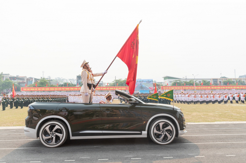 Điều ít biết về VinFast VF 8 mui trần chở Quân kỳ tại Lễ kỷ niệm 70 năm Chiến thắng Điện Biên Phủ -0