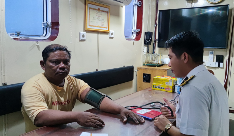 Tàu 412 chuyển giao ngư dân nước ngoài lâm nạn trên biển cho nhà chức trách Philippines -0