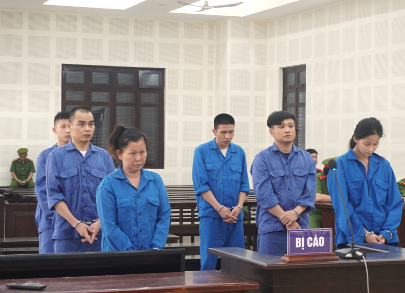 Rủ người tình, con ruột cùng làm tiền giả -0