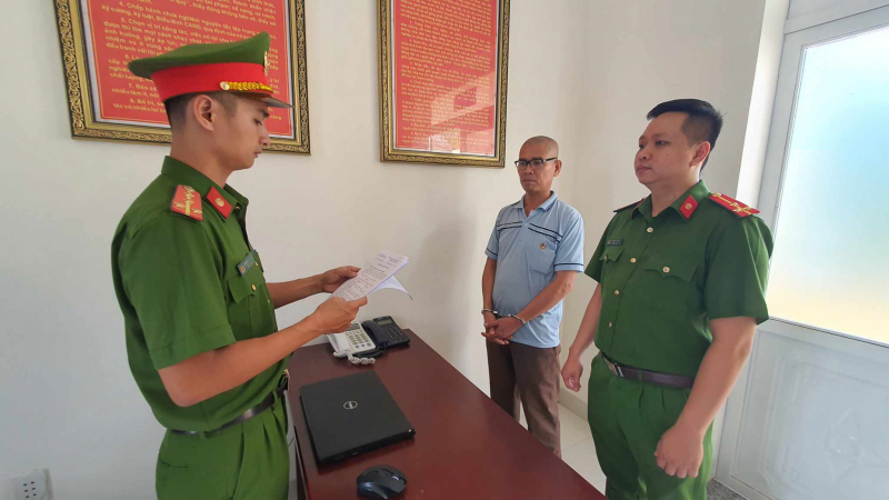 Bị vợ tát, người đàn ông dùng dao đâm vợ rồi tự tử nhưng bất thành -0