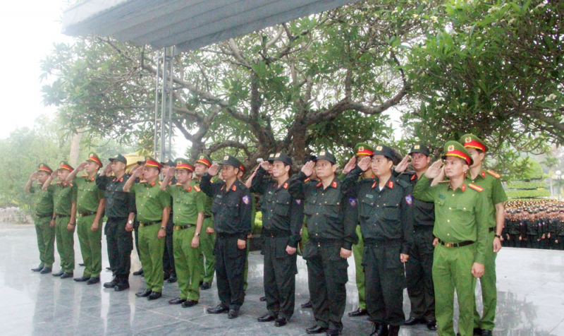 Khối diễu binh, diễu hành CAND viếng nghĩa trang liệt sĩ -0