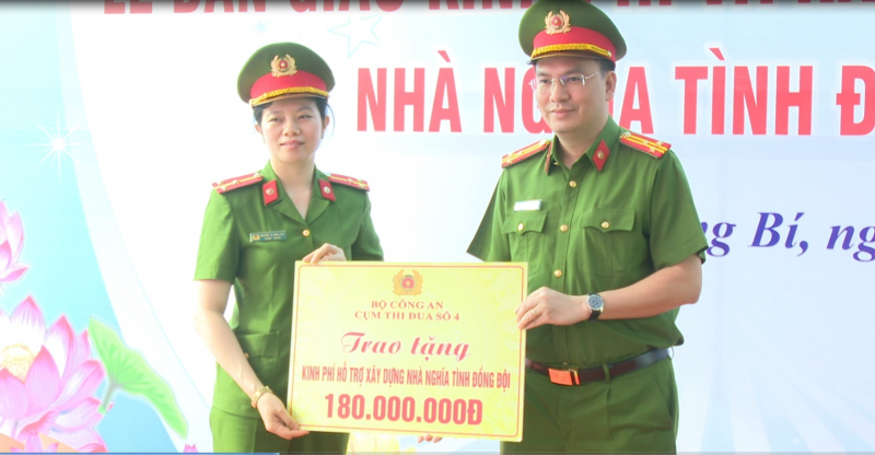 Cụm thi đua số 4 – Bộ Công an trao tặng kinh phí xây nhà nghĩa tình đồng đội -0