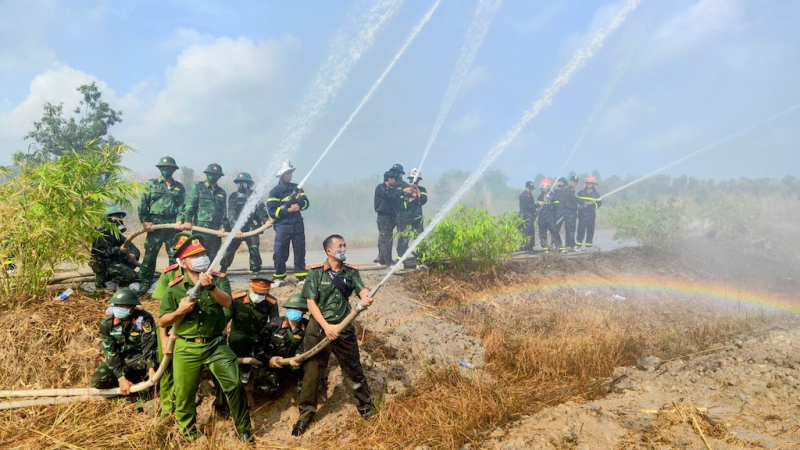  Hơn 300 CBCS và người dân tham gia diễn tập PCCC rừng -0