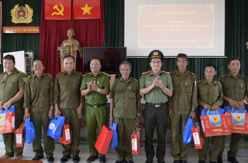 26- ngay 10-5-2024 khoi tham muu xdll tang qua, nuoc khoang cho ca xa ban chuyen trach tpd, gcd-viet (4).jpeg -0