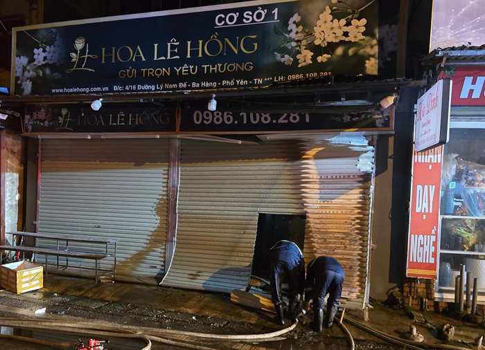 Kịp thời giải cứu hai người mắc kẹt trong đám cháy -0