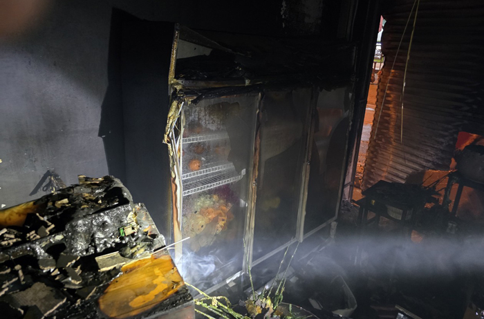 Kịp thời giải cứu hai người mắc kẹt trong đám cháy -1