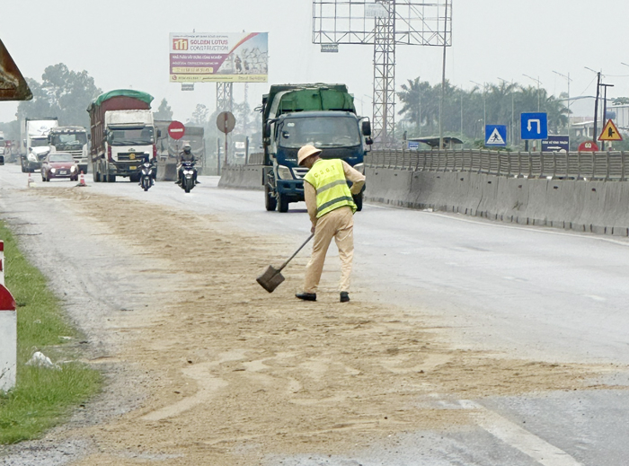 Nhanh chóng xử lý vết dầu loang trên quốc lộ làm nhiều người trượt ngã -0