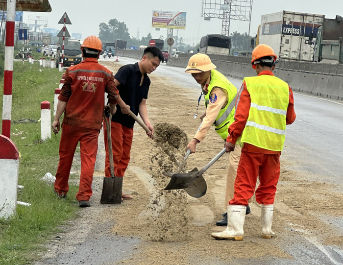 Nhanh chóng xử lý vết dầu loang trên quốc lộ làm nhiều người trượt ngã -1