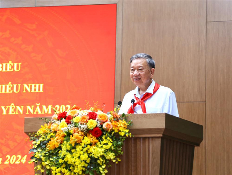 Bộ trưởng Tô Lâm gặp mặt, tặng quà các cháu thiếu nhi tiêu biểu tỉnh Hưng Yên -0