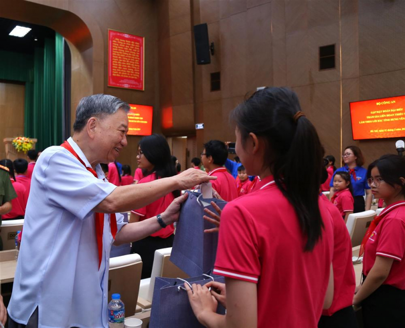 Bộ trưởng Tô Lâm gặp mặt, tặng quà các cháu thiếu nhi tiêu biểu tỉnh Hưng Yên -0