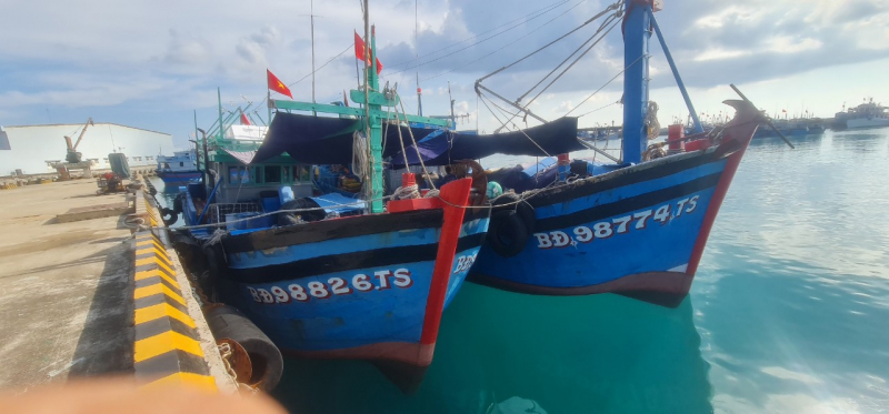 Tàu cá bị sự cố kỹ thuật ở vùng biển Trường Sa đã được Hải đoàn 129 khắc phục -0