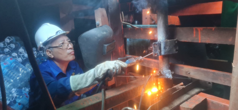 Tàu cá bị sự cố kỹ thuật ở vùng biển Trường Sa đã được Hải đoàn 129 khắc phục -0