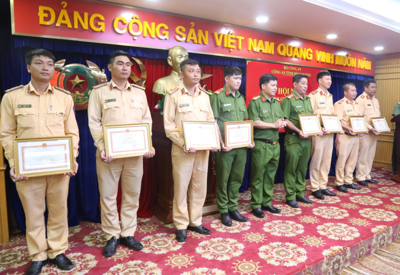 Tổ 171 phát hiện hàng trăm vụ vi phạm pháp luật trên đường phố -0