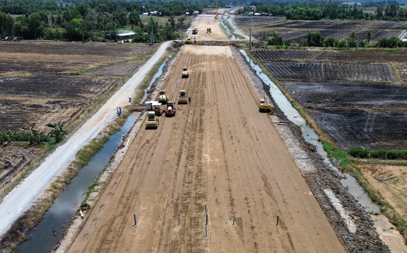 Sử dụng cát biển để san lấp các dự án giao thông trọng điểm ở phía Nam -0