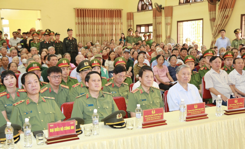 Đại tướng Tô Lâm thăm, tặng quà các bà mẹ Việt Nam anh hùng, người có công, gia đình chính sách tại xã Kim Liên -0