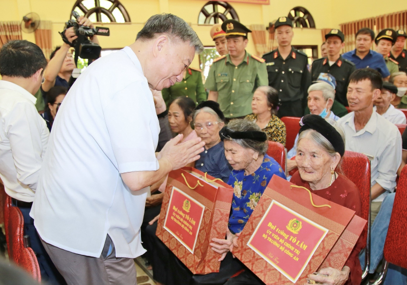 Đại tướng Tô Lâm thăm, tặng quà các bà mẹ Việt Nam anh hùng, người có công, gia đình chính sách tại xã Kim Liên -0
