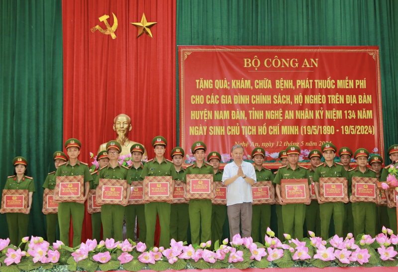 Đại tướng Tô Lâm thăm, tặng quà các bà mẹ Việt Nam anh hùng, người có công, gia đình chính sách tại xã Kim Liên -0