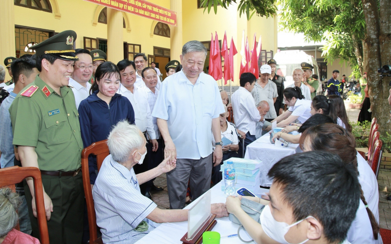 Đại tướng Tô Lâm thăm, tặng quà các bà mẹ Việt Nam anh hùng, người có công, gia đình chính sách tại xã Kim Liên -0