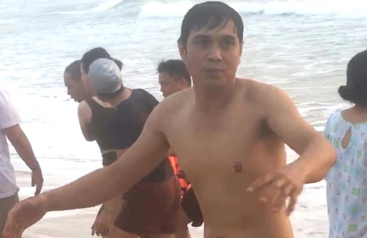 Người đàn ông vứt xe đạp bên đường lao xuống biển cứu nạn một người đuối nước -0