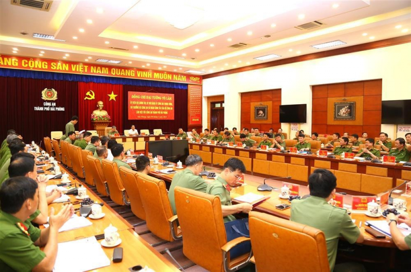 Minister To Lam works with Hai Phong Municipal Police Department -0