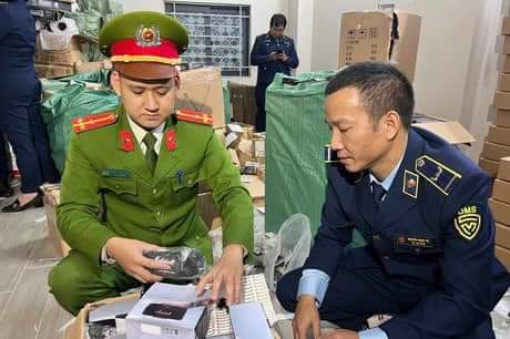 Giả nhãn mác thương hiệu nổi tiếng tai nghe, loa, đồng hồ... bán ra thị trường -0