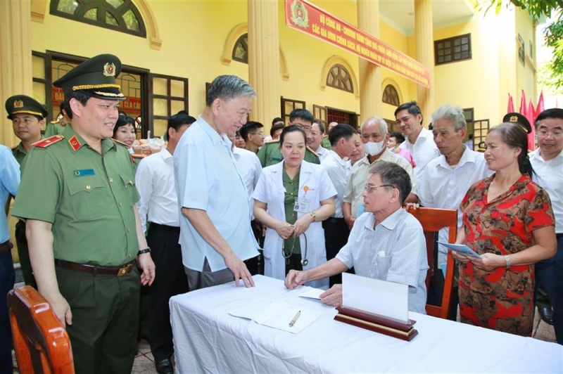 Ministry of Public Security provides medical checkups for people with meritorious services and poor households in Nghe An -0