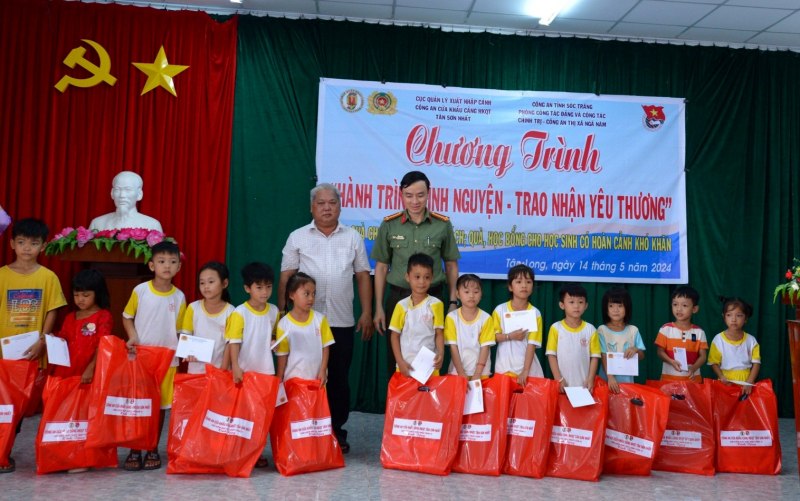 Công an cửa khẩu Cảng HKQT Tân Sơn Nhất trao tặng cầu giao thông nông thôn tại Sóc Trăng -0